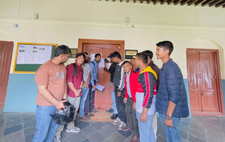 शिक्षकले पढाइ ठप्प पारे, क्रान्तिकारीले लगायो इन्जिनियरिङको डीन कार्यालयमा ताला