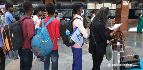 सरकारको विरोधाभास : एकातिर ‘फ्रि भिसा, फ्रि टिकट’, अर्कातिर विदेश जान ऋण