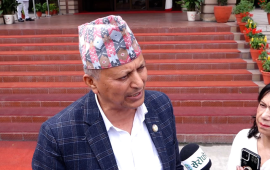 प्रचण्डलाई मन्त्री अधिकारीको प्रश्न : मलाई प्रश्न गर्नु पहिला आफूलाई हेर्नुस्