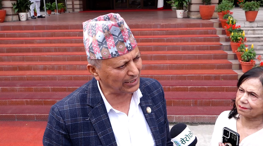 प्रचण्डलाई मन्त्री अधिकारीको प्रश्न : मलाई प्रश्न गर्नु पहिला आफूलाई हेर्नुस्