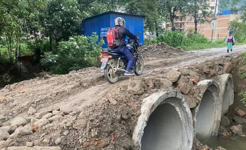 बनेपा-नाला-भक्तपुर सडक ह्युमपाइप राखेर खुलाइयो