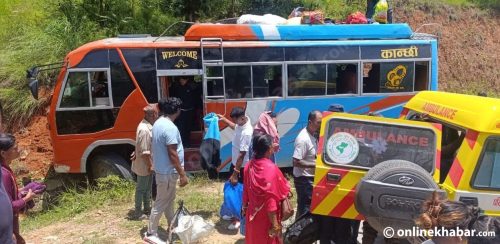 काभ्रेमा बस दुर्घटना, २३ जना घाइते