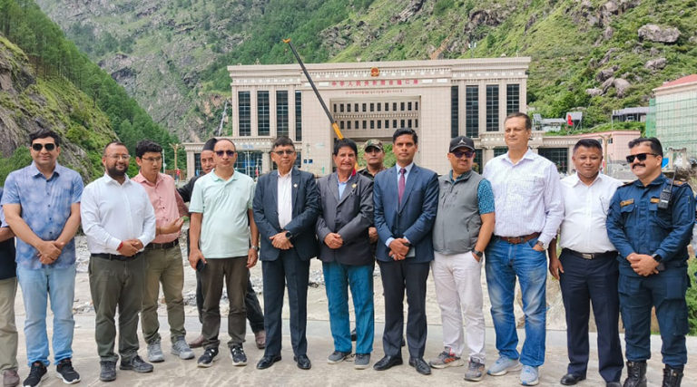 रसुवागढी सडक निरीक्षणमा भौतिकमन्त्री दाहाल