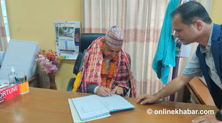 उपकुलपति अर्यालले सम्हाले कार्यभार