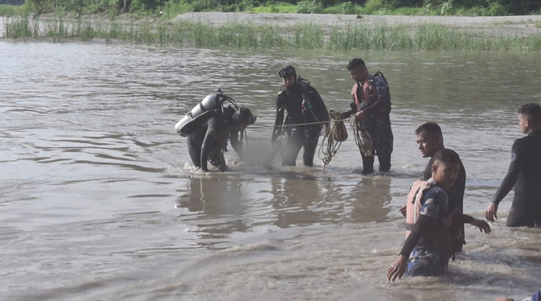पौडी खेल्ने क्रममा नारायणी नदीमा डुबेका किशोर मृत फेला