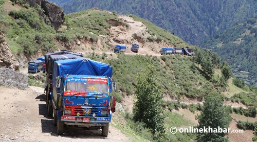 ठाउँठाउँमा रोकिँदै एक महिनामा सिमकाेट पुगे मालबाहक ट्रक