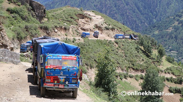 ठाउँठाउँमा रोकिँदै एक महिनामा सिमकाेट पुगे मालबाहक ट्रक