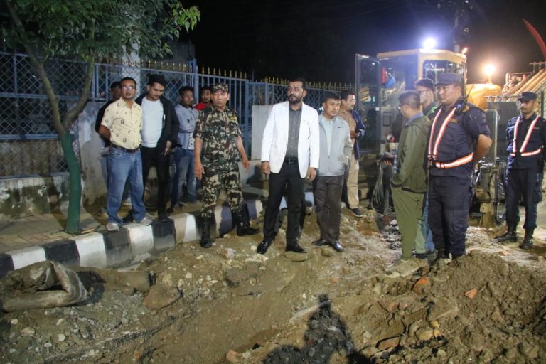 काठमाडौंका सडकमा मध्यराति खानेपानीमन्त्री यादवको छड्के