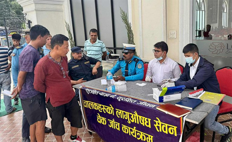 लापसे गरेर सार्वजनिक सवारी चलाउने ८ चालकलाई कारबाही