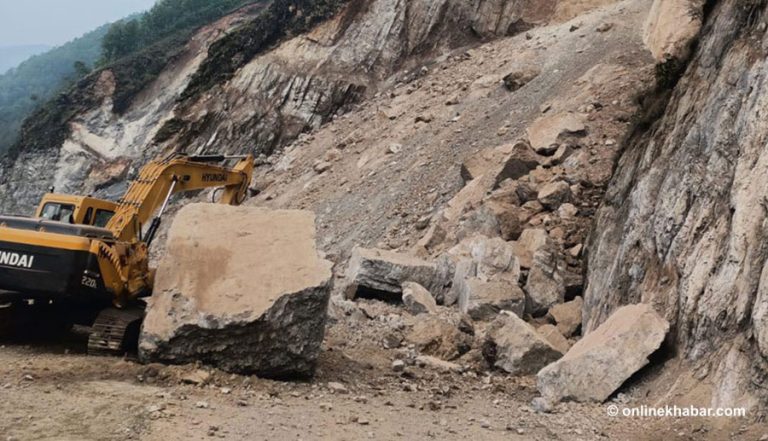 गुल्मीको कालिगण्डकी करिडोर फेरि अवरुद्ध, दुई स्थानमा पहिरो