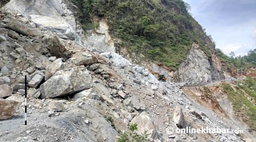 कालीगण्डकी करिडोरमा पहिरोको त्रास, जोखिम मोलेर यात्रा गर्नुपर्ने बाध्यता
