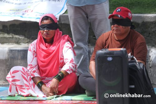 आँखामा कालोपट्टी बाँधेर मिटर ब्याज पीडितको प्रदर्शन