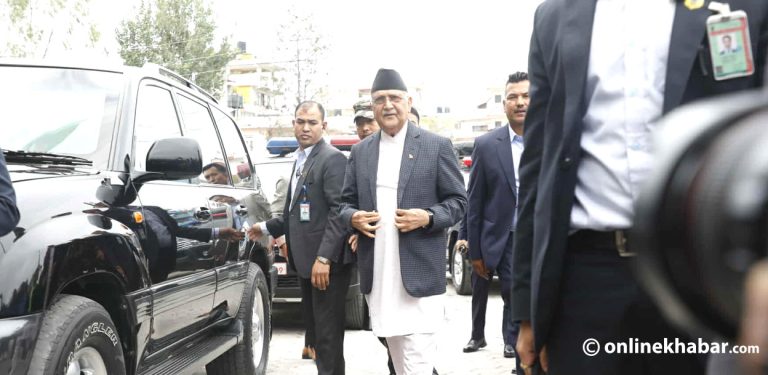 ओली पनि पुगे च्यासल, विद्यासँग भेटवार्ता गर्दै