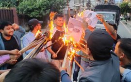 सिंहदरबार नजिकै प्रधानमन्त्री र शिक्षामन्त्रीको पुत्ला दहन