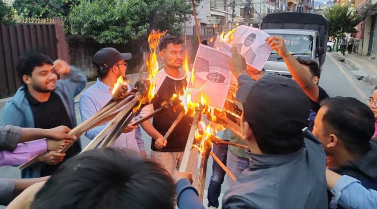 सिंहदरबार नजिकै प्रधानमन्त्री र शिक्षामन्त्रीको पुत्ला दहन
