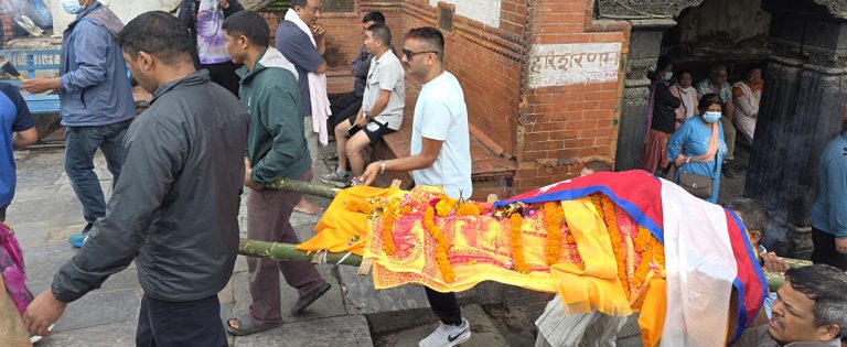 ‘अप्सरा आमा’को पशुपतिमा अन्त्येष्टि