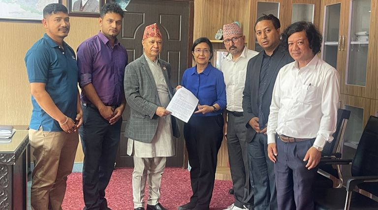 बार काउन्सिलको परीक्षा फाराम भर्न नपाएका विद्यार्थीले भेटे शिक्षामन्त्री