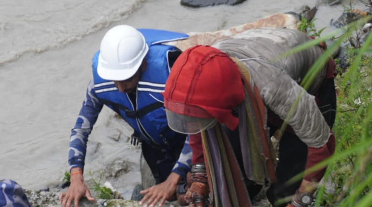 महाकाली नदीमा फसेका व्यक्तिको सकुशल उद्धार