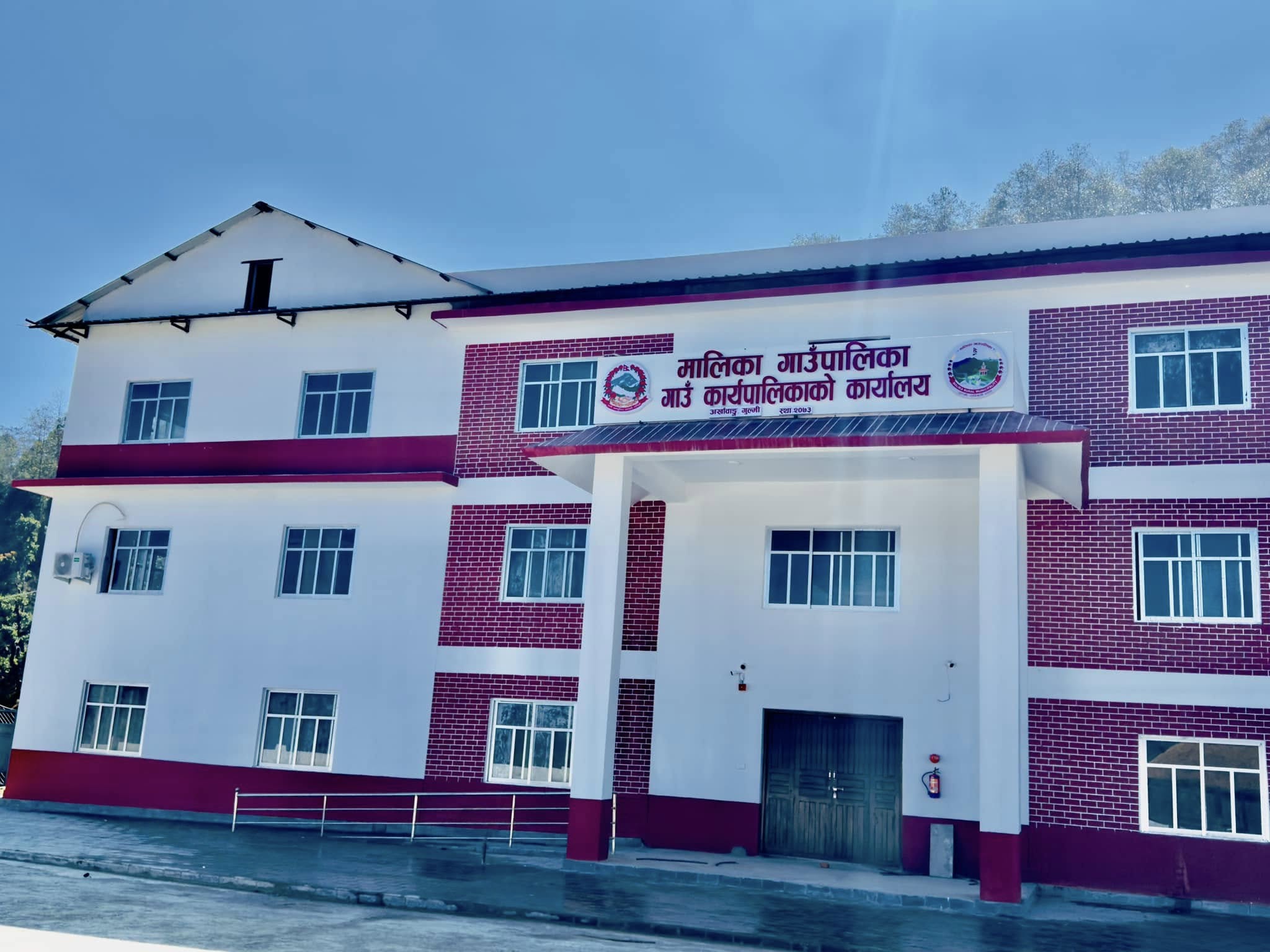मालिकाको प्रशासकीय भवन प्रयोगविहीन, कार्यालय पुरानै भवनमा