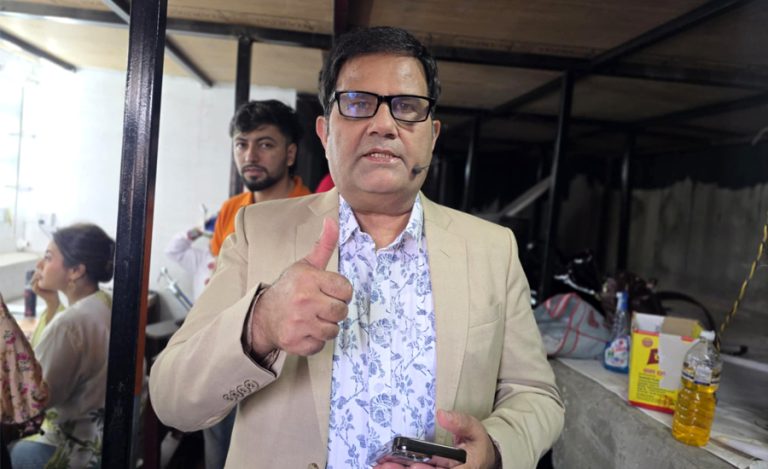 ‘कमेडी दरबार’मा फर्किए मनोज गजुरेल