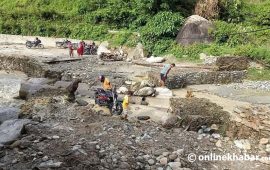मन्थली-गेलु सडकखण्डको बफर खोलामा राखिएको ह्यूमपाइप बाढीले बगायो
