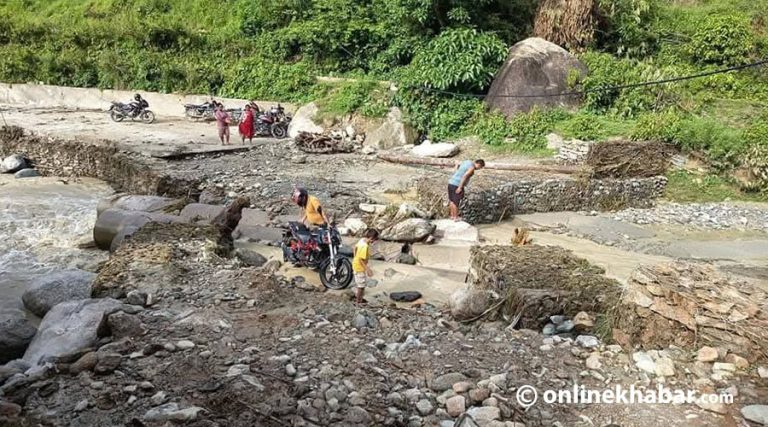 मन्थली-गेलु सडकखण्डको बफर खोलामा राखिएको ह्यूमपाइप बाढीले बगायो