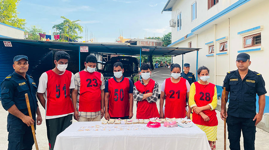 भारतमा १५ तोला सुनका गहना र ८ लाख लुटेर आएका ६ नेपाली पक्राउ