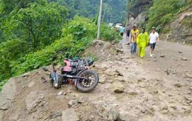 सिद्धबाबा मन्दिर नजिक पहिरोमा परेर श्रीमानको मृत्यु, श्रीमती घाइते