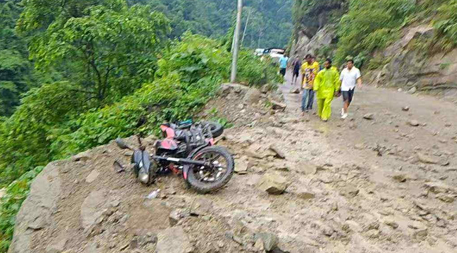 सिद्धबाबा मन्दिर नजिक पहिरोमा परेर श्रीमानको मृत्यु, श्रीमती घाइते