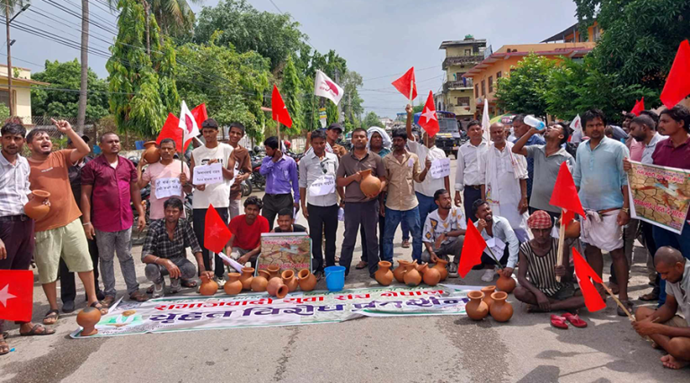 जनकपुरमा पानी माग्दै प्रदर्शन
