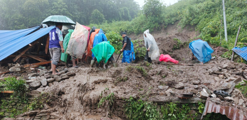 पोहोर पहिरोले पुरानो घर छाडे, अहिले नयाँ घरमै बगे बुढाबुढी