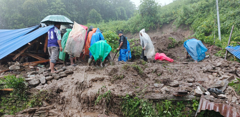 पोहोर पहिरोले पुरानो घर छाडे, अहिले नयाँ घरमै बगे बुढाबुढी