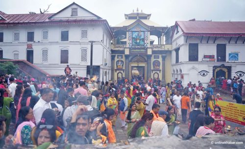 साउनको पहिलो सोमबार पशुपतिमा भक्तजनको भीड (तस्वीरहरू)
