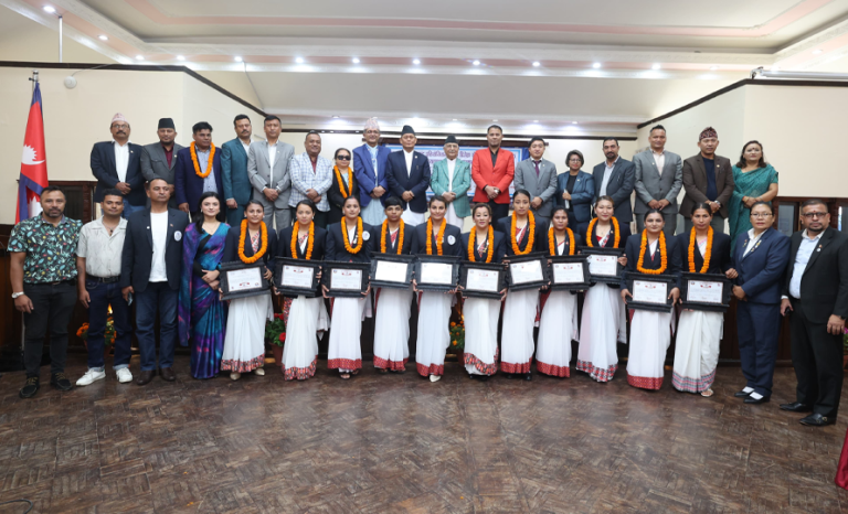 प्रधानमन्त्रीबाट अन्तर्राष्ट्रिय पदक विजेता खेलाडीलाई पुरस्कार वितरण