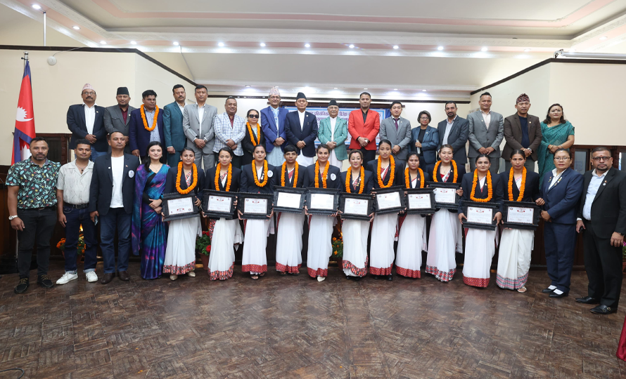 प्रधानमन्त्रीबाट अन्तर्राष्ट्रिय पदक विजेता खेलाडीलाई पुरस्कार वितरण