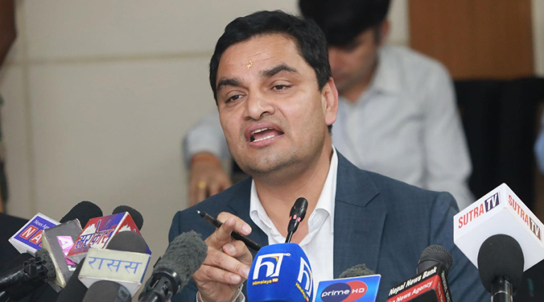 स्वास्थ्यमन्त्रीको दुखेसो : नेताकै दबाबमा चिकित्सकको सरुवा अड्कियो