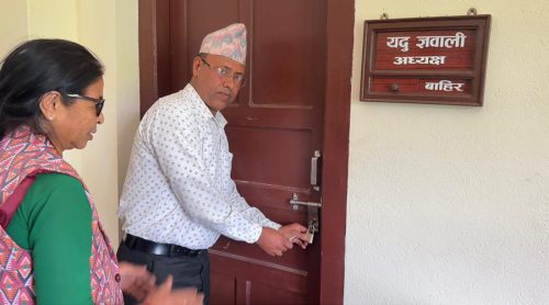 रुरुक्षेत्र गाउँपालिकामा एमालेले गरेको तालाबन्दी खोल्न कर्मचारी संगठनको माग