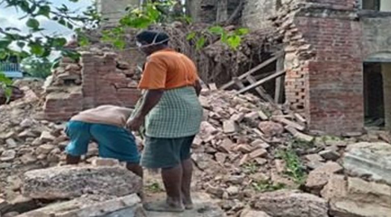सर्लाहीमा घर भत्किँदा आँगनमा खेलिरहेका बालकको मृत्यु