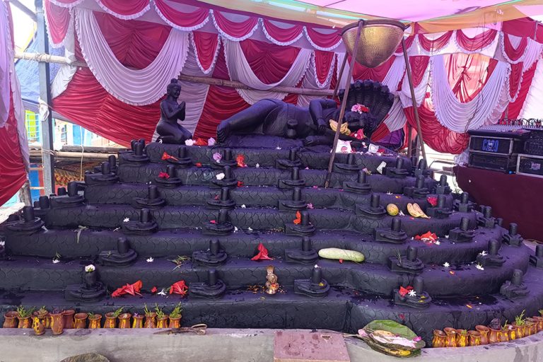 एउटै ढुङ्गामा १०८ शिवलिङ्ग र नागसहितको मूर्ति  