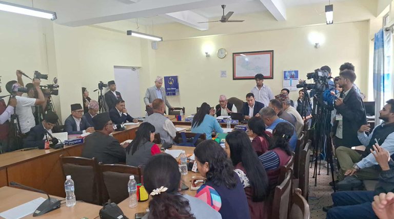 माओवादी सांसद्‌ले ह्वीप मान्दैनौं भनेपछि कांग्रेस सचेतकको नियमापत्ति