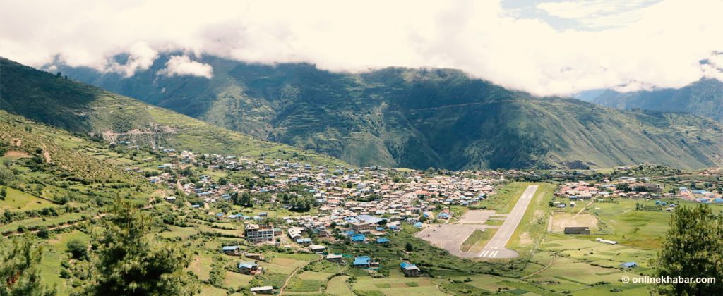 वारिपारि डम्म बादल, बीचमा खुलेको विमानस्थल (तस्वीरहरू)