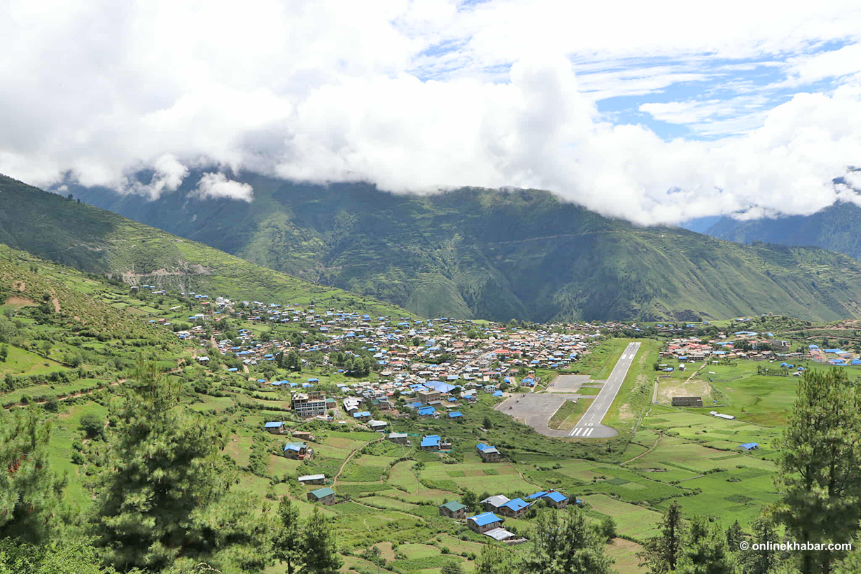 वारिपारि बादलु डम्म, बीचमा खुलेको विमानस्थल सम्म (तस्वीरहरू)