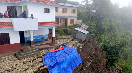 पहिरोका कारण सिन्धुपाल्चोकको स्याउलेमा वडा कार्यालय र स्वास्थ्य चौकी जोखिममा 