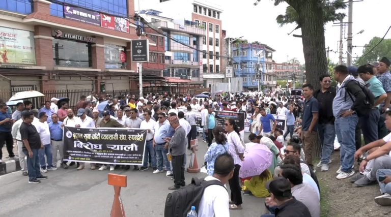 विलासिता कर खारेज गर्न माग गर्दै माइतघरमा प्रदर्शन