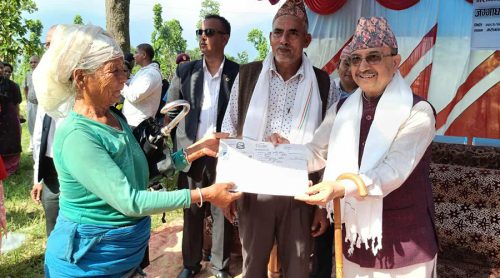 सुर्खेतका भूमिहीनलाई जग्गाधनी पूर्जा