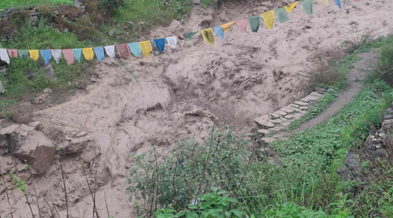 साढे दुई महिनापछि हुम्लाको तिलगाउँमा अर्को पहिरो, हिल्सा जाने काठेपुल बगायो