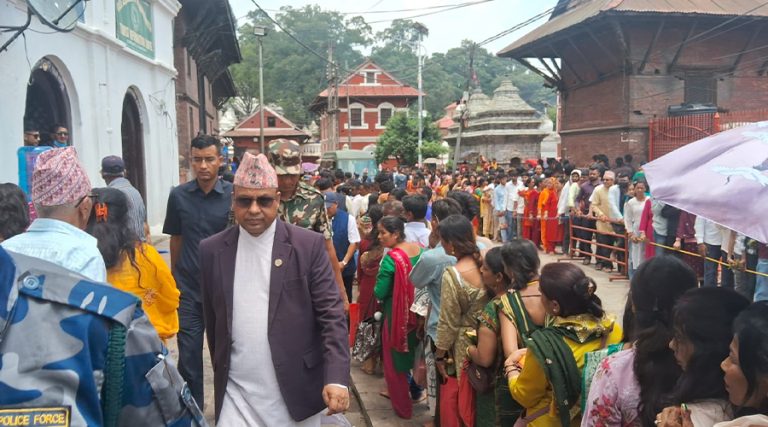 साउनको पहिलो सोमबार पशुपतिनाथ अनुगमनमा पुगे पर्यटनमन्त्री