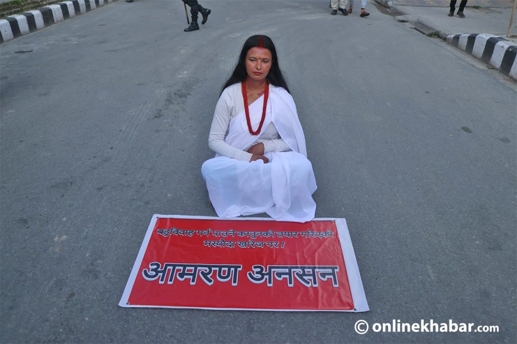 बहुविवाहको कानुन ल्याउन लागेको भन्दै बिनु यादवको आमरण अनशन (तस्वीरहरू)