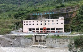 स्थानीय भन्छन्- मध्य भोटेकोशीको सुरुङबाट पानी चुहियो, आयोजना भन्छ- कुनै जोखिम छैन