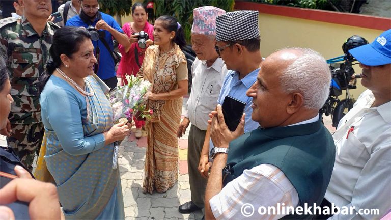 संस्थापनले रोक्न खोज्यो, समर्थकसहित पार्टी कार्यालय पुगिन् विद्या भण्डारी